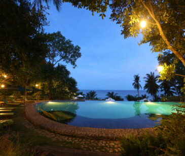 AMUN INI POOL NIGHT