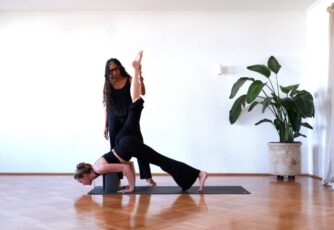 Manas Yoga Reise zum Kinnstand (Ganda Bherundasana)
