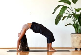 manas yoga Reise zur Radhaltung (Urdhva Dhanurasana)